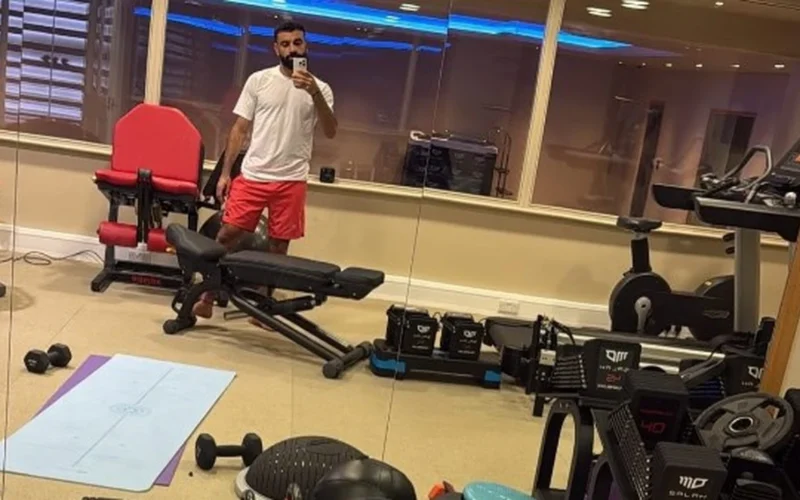 محمد صلاح ينشر صور جديدة من تدريباته في الجيم